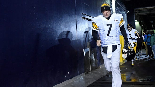Steelers quarterback Ben Roethlisberger (7) runs onto the field before the game against the Patriots.