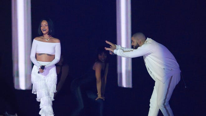 LONDON, ENGLAND - FEBRUARY 24:  Rihanna and Drake perform on stage at the BRIT Awards 2016 at The O2 Arena on February 24, 2016 in London, England.  (Photo by Karwai Tang/WireImage) ORG XMIT: 606687899 ORIG FILE ID: 512135828