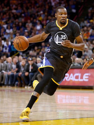 Golden State Warriors forward Kevin Durant (35) drives to the hoop against the New Orleans Pelicans in the third quarter at Oracle Arena.