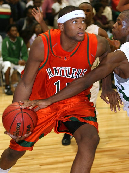 2007: LeFlore's DeMarcus Cousins tries to drive to the basket past the defense of Vigor's Alvin Dinkins.