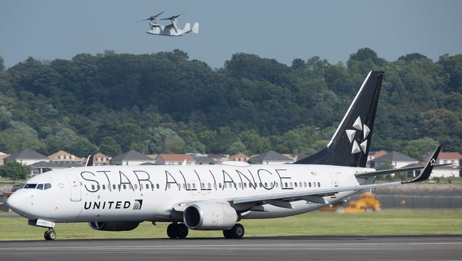 A United Airlines Boeing 737-800, painted in a special Star Alliance livery, takes off from Reagan National Airport in May 2015.