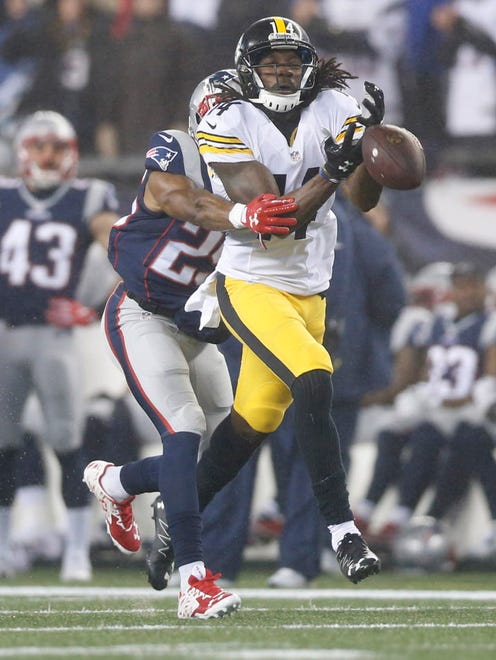 Steelers wide receiver Sammie Coates (14) cannot catch a pass while defended by Patriots cornerback Eric Rowe (25) in the first quarter.