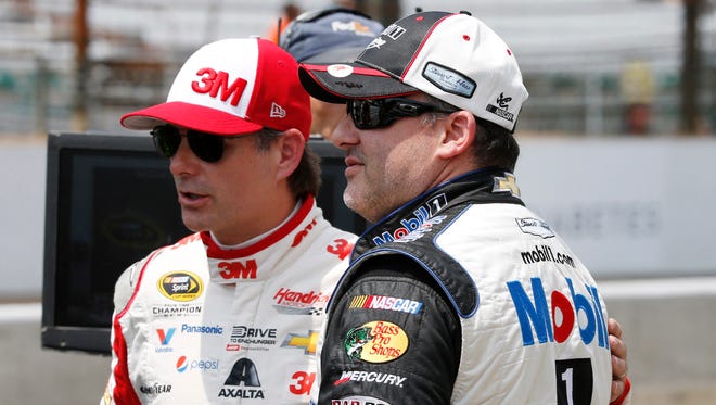 Tony Stewart, talking with Jeff Gordon, finished 28th in the 2015 Jeff Kyle 400 at The Brickyard.