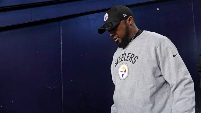 Steelers head coach Mike Tomlin gets ready for the game against the Patriots.