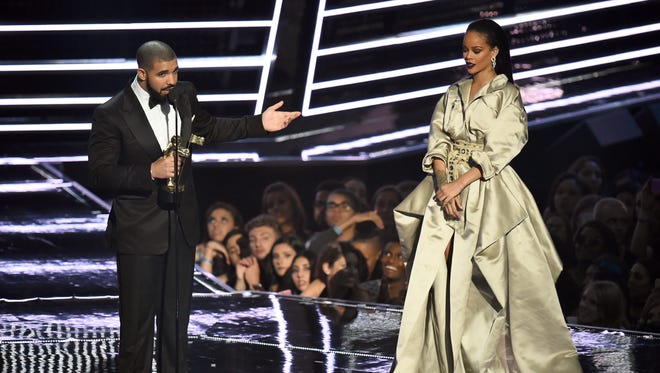 NEW YORK, NY - AUGUST 28:  Drake presents Rihanna with the The Video Vanguard Award during the 2016 MTV Video Music Awards at Madison Square Garden on August 28, 2016 in New York City.  (Photo by Michael Loccisano/Getty Images) ORG XMIT: 659513207 ORIG FILE ID: 597576074