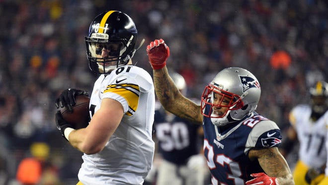 Steelers tight end Jesse James (81) runs with the ball against Patriots safety Patrick Chung (23) during the second quarter.