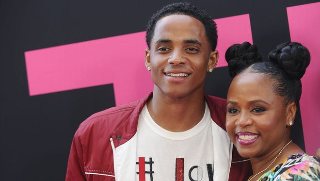 Cordell Broadus and Shante Broadus smiled together on the pink carpet.