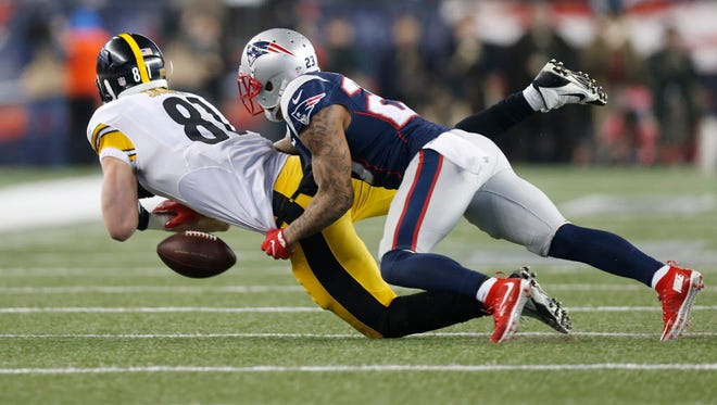 Steelers tight end Jesse James (81) cannot catch a pass against Patriots safety Patrick Chung (23) during the third quarter.