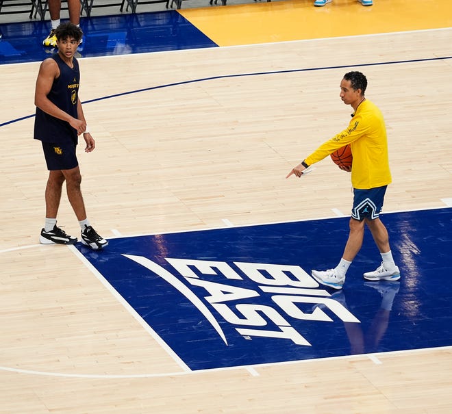 Marquette head coach Shaka Smart runs drills with guard Stevie Mitchell (4) during Marquette Men's Basketball open practice on Wednesday October 18, 2023 at the Fiserv Forum in Milwaukee, Wis. 



Jovanny Hernandez / Milwaukee Journal Sentinel
